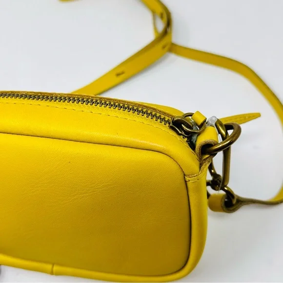 Madewell mini The Leather Carabiner Crossbody Bag In Gilded Chartreuse - Picture 5 of 6